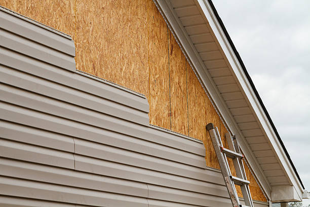 Professional Siding Installation technician working in Greenbelt, MD